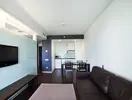 Nowoczesny salon w Alvor Baia z ciemną sofą