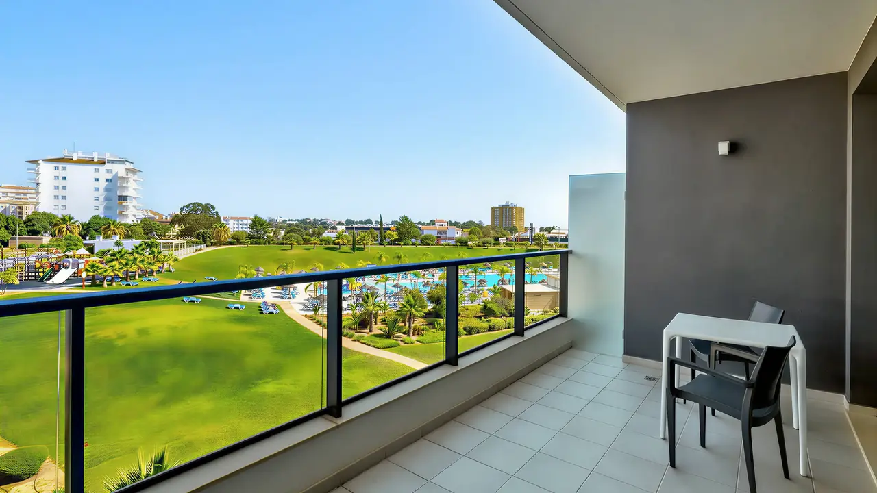 Balkon z widokiem na teren Alvor Baia