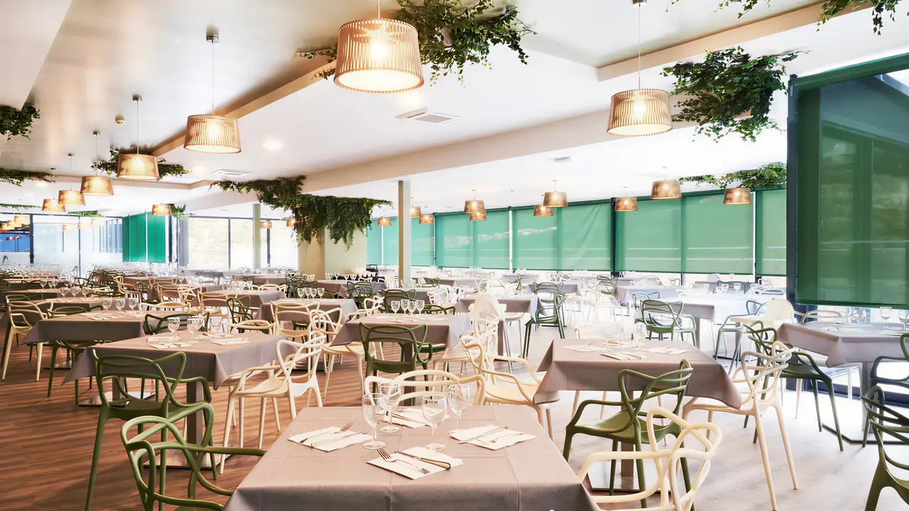 Restauracja w Alvor Baia z nakrytymi stołami