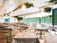 Restauracja w Alvor Baia z nakrytymi stołami