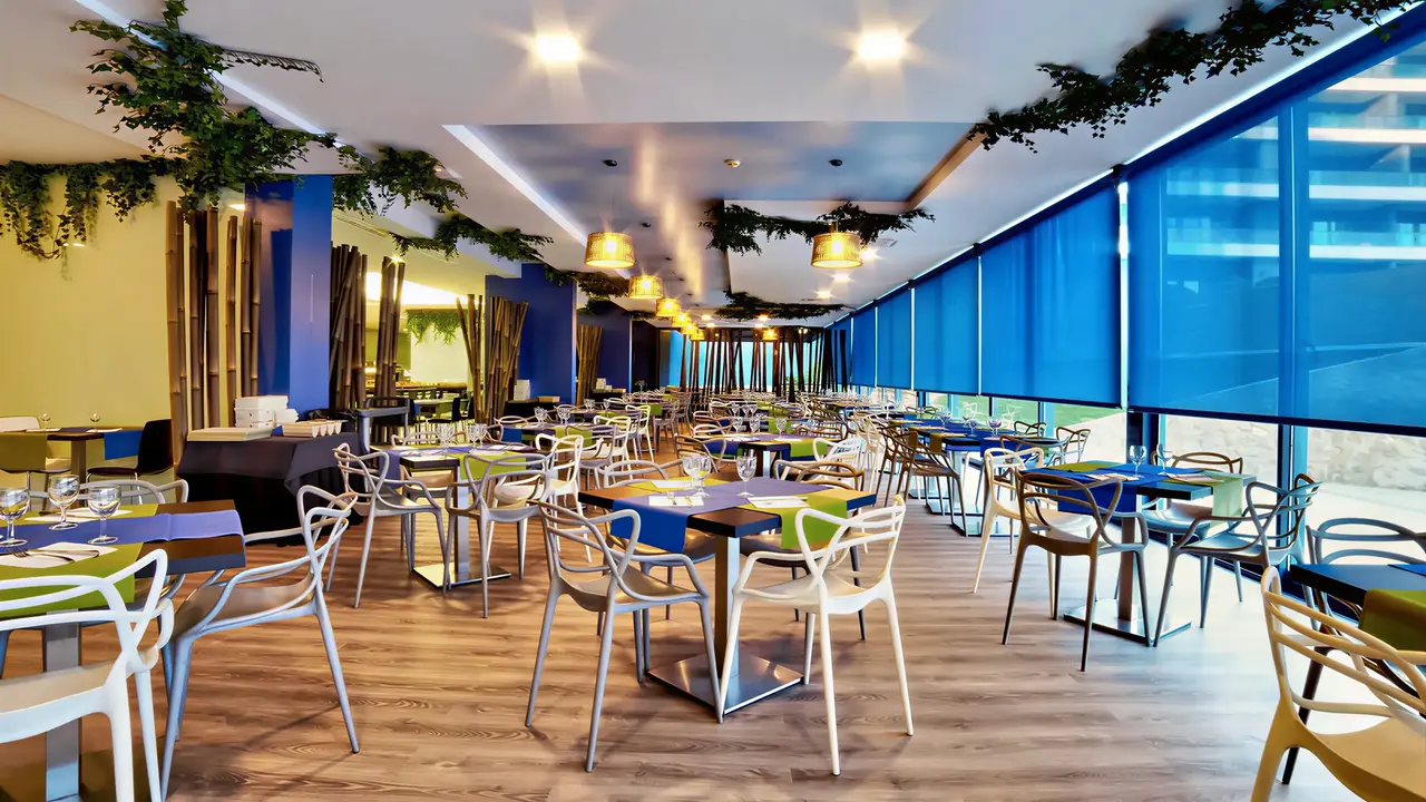 Restauracja z stolikami w Alvor Baia