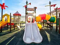 Kolorowy plac zabaw dla dzieci w Alvor Baia