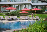 Basen z leżakami i parasolami w Amari Pattaya