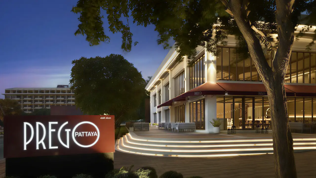 Elewacja i wejście do Amari Pattaya wieczorem