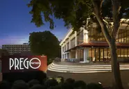 Elewacja i wejście do Amari Pattaya wieczorem