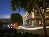 Elewacja i wejście do Amari Pattaya wieczorem