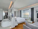 Nowoczesny pokój z jacuzzi w Amari Pattaya