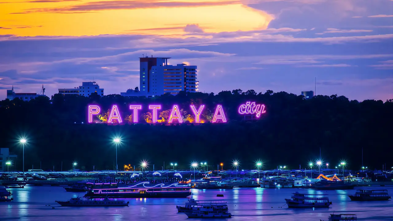 Widok na miasto i wodę w Amari Pattaya