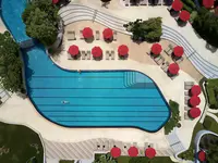 Basen z czerwonymi parasolami w Amari Pattaya