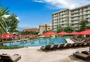 Basen z leżakami i parasolami w Amari Pattaya