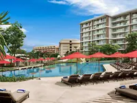 Basen z leżakami i parasolami w Amari Pattaya