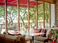 Elegancka restauracja w Amari Pattaya z widokiem na zewnątrz