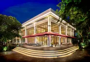 Elegancka fasada budynku Amari Pattaya nocą