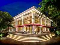 Elegancka fasada budynku Amari Pattaya nocą