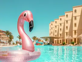 Basen z różowym flamingiem w AMC Royal Hotel & Spa