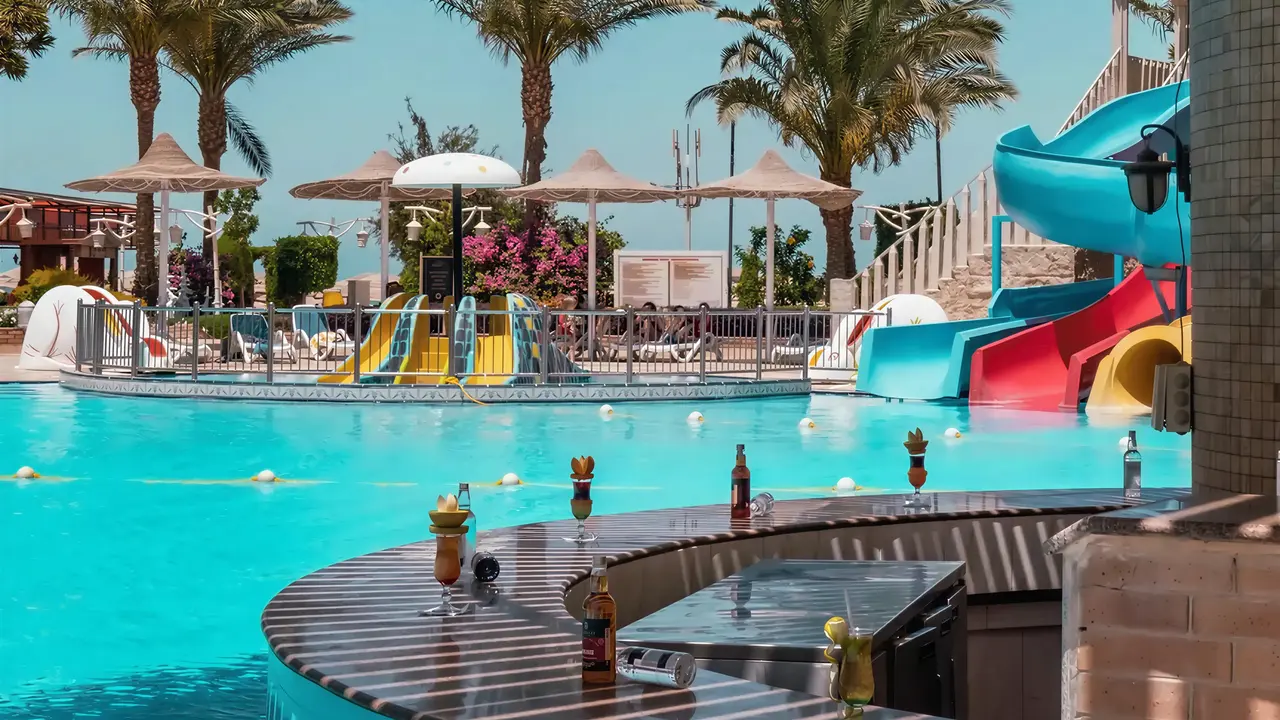 Bar przy basenie w AMC Royal Hotel & Spa