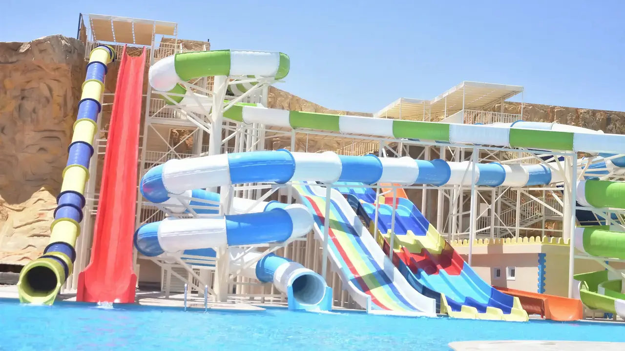 Zjeżdżalnie wodne w kompleksie AMC Royal Hotel & Spa