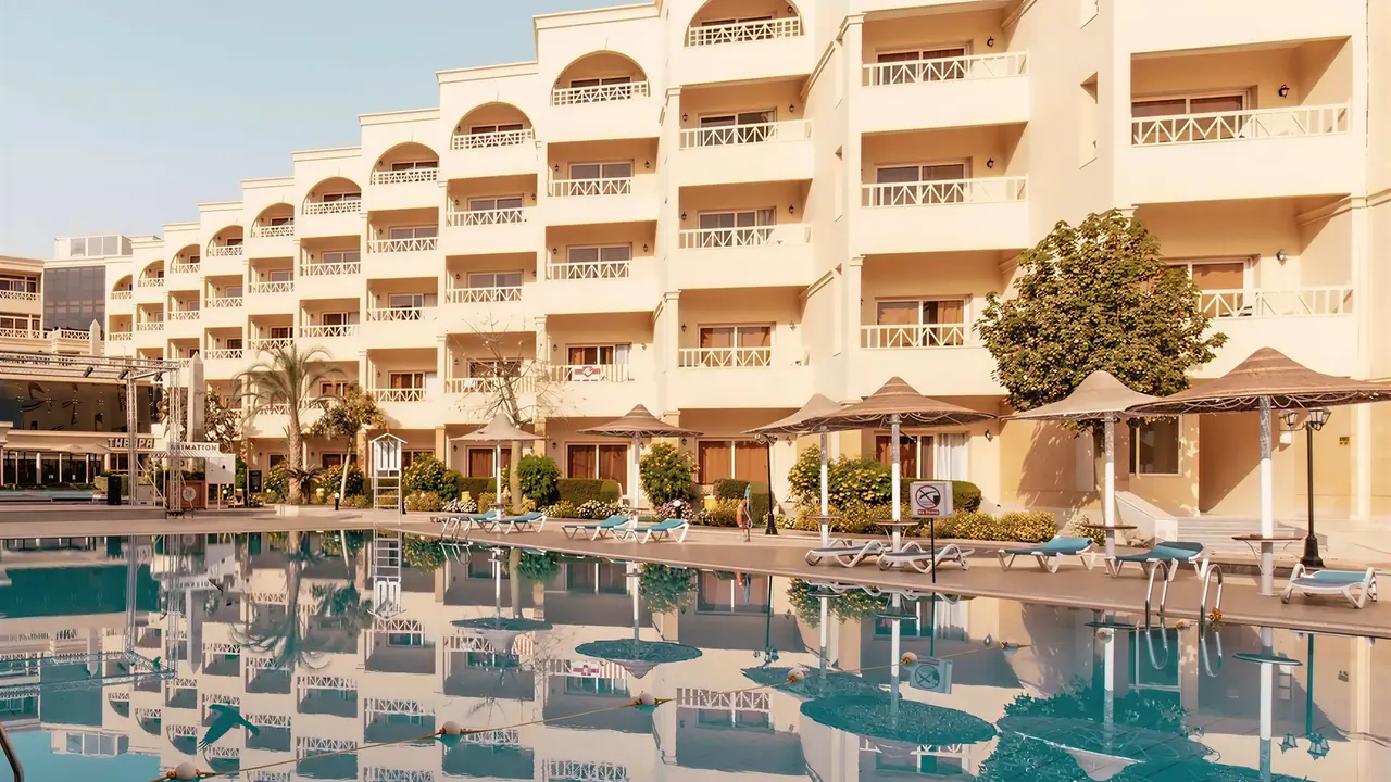 Basen i leżaki w hotelu AMC Royal Hotel & Spa