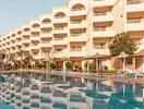 Basen i leżaki w hotelu AMC Royal Hotel & Spa