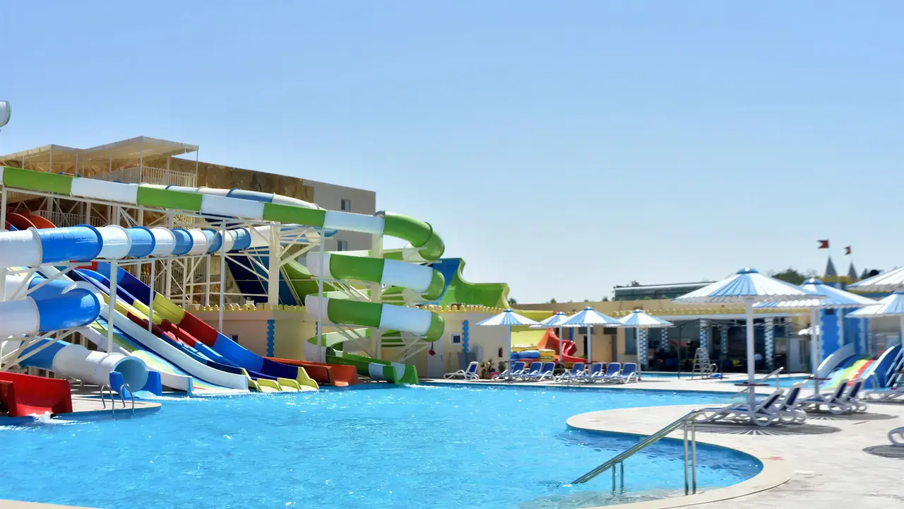 Zjeżdżalnie wodne w kompleksie AMC Royal Hotel & Spa
