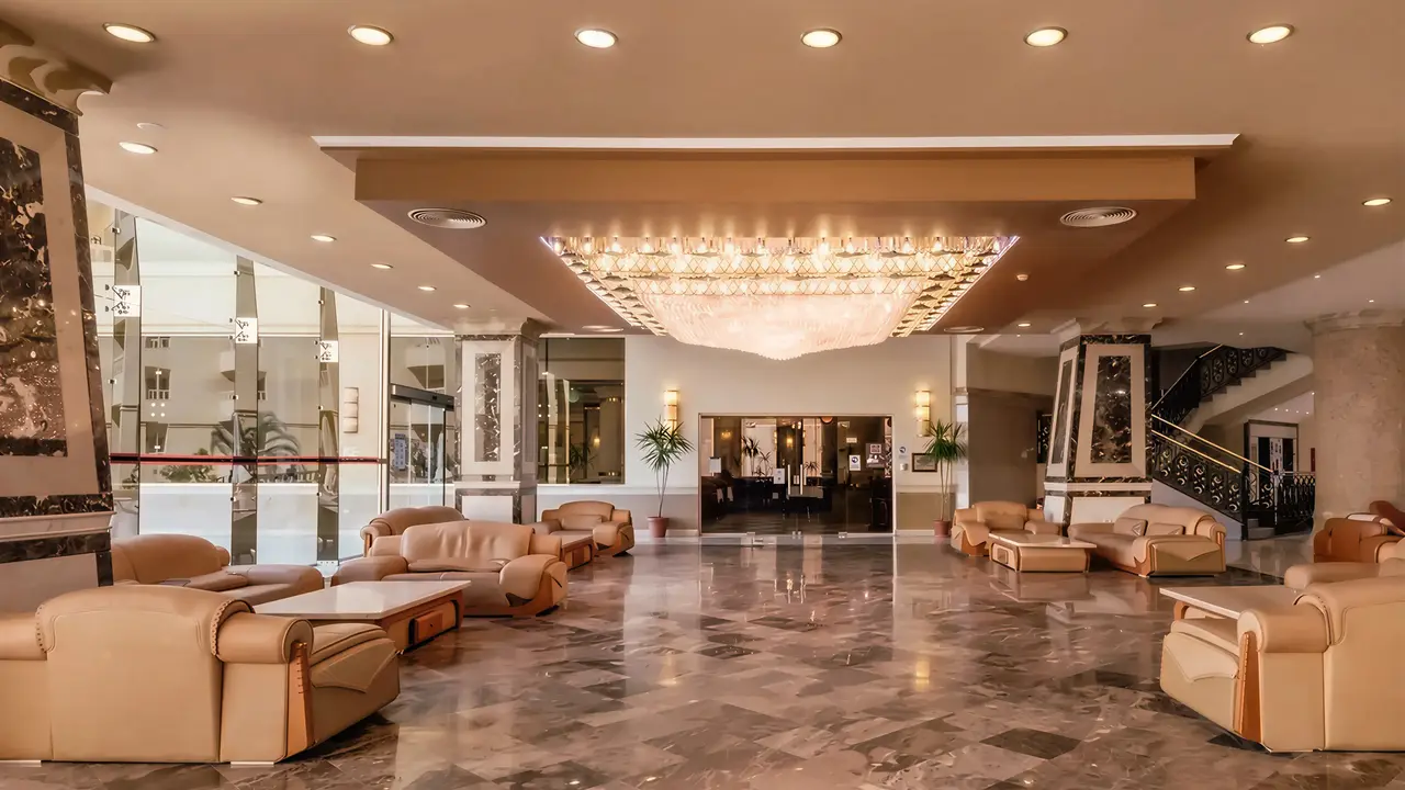 Wnętrze eleganckiego lobby w AMC Royal Hotel & Spa
