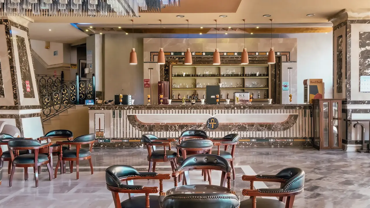 Bar z wysokimi krzesłami w AMC Royal Hotel & Spa