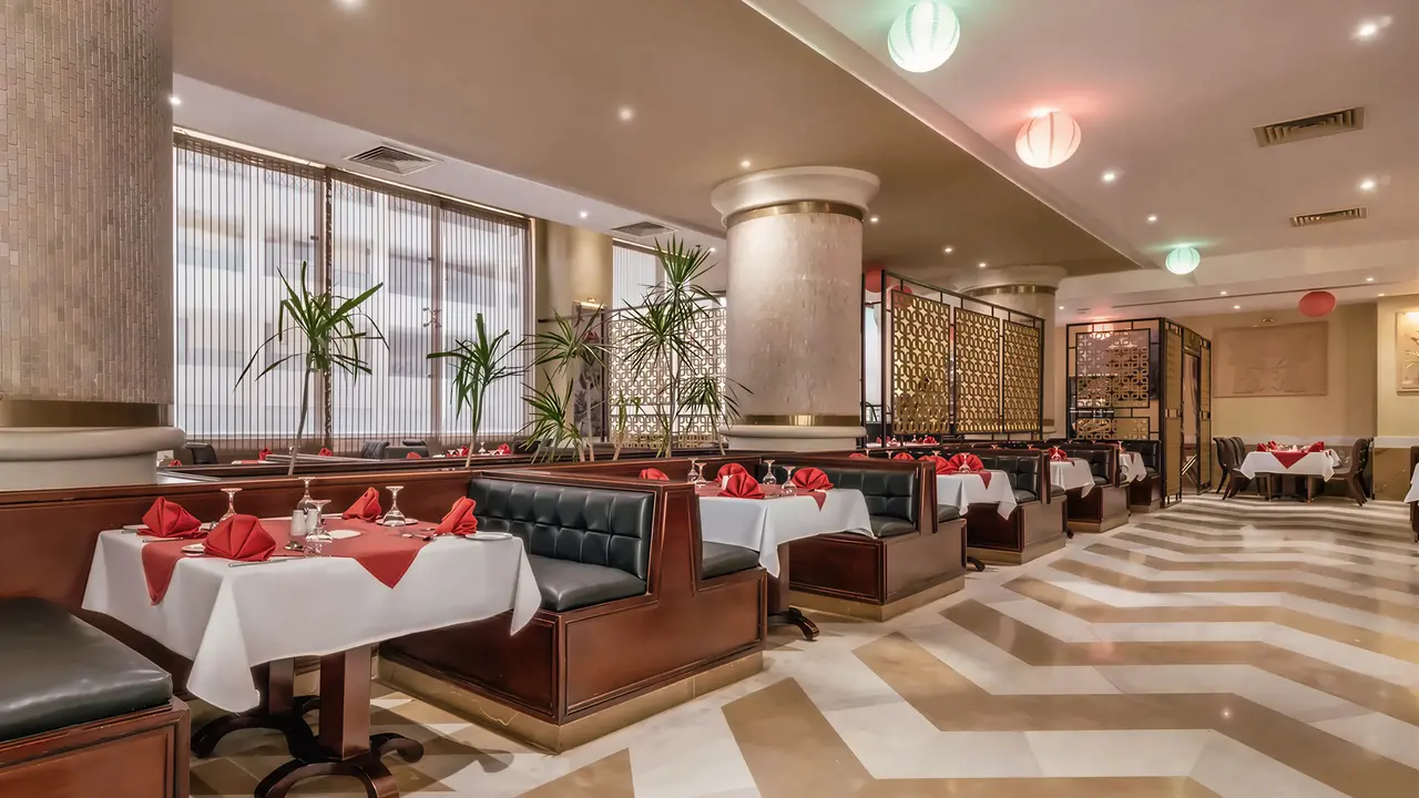 Elegancka restauracja w AMC Royal Hotel & Spa z nakrytymi stołami