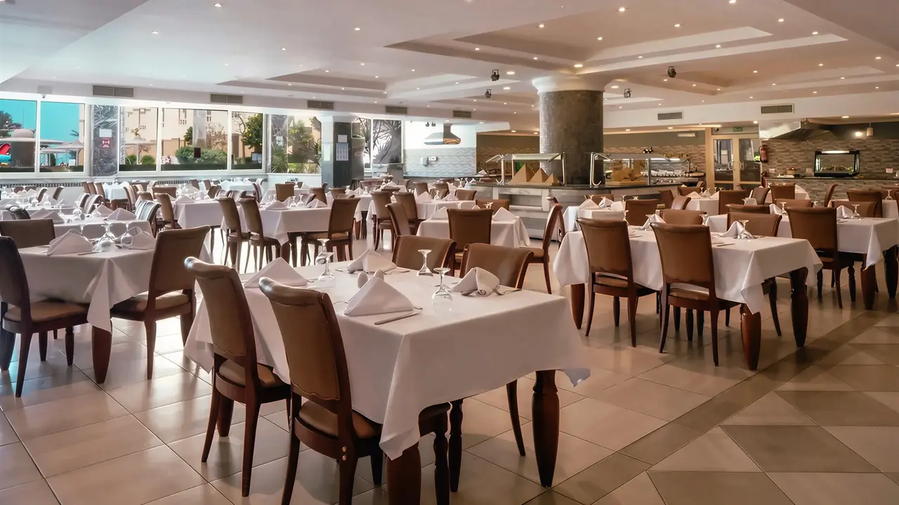 Restauracja w AMC Royal Hotel & Spa z nakrytymi stołami