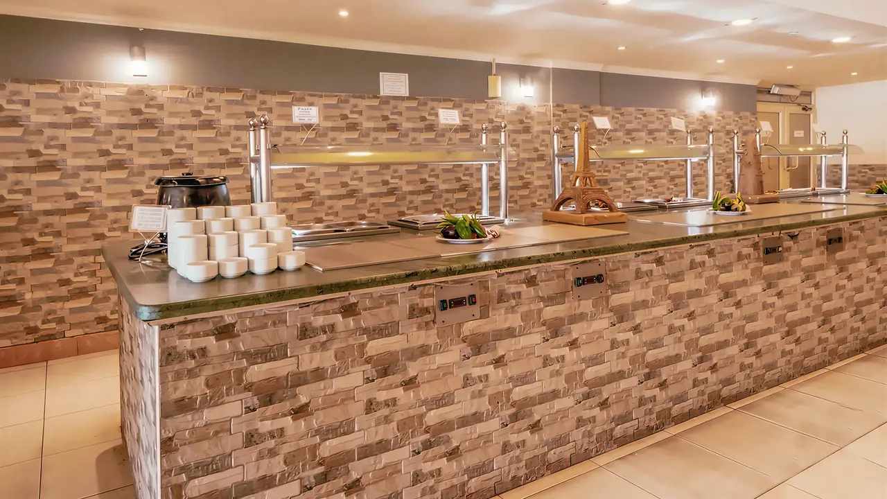 Bufet z jedzeniem w AMC Royal Hotel & Spa