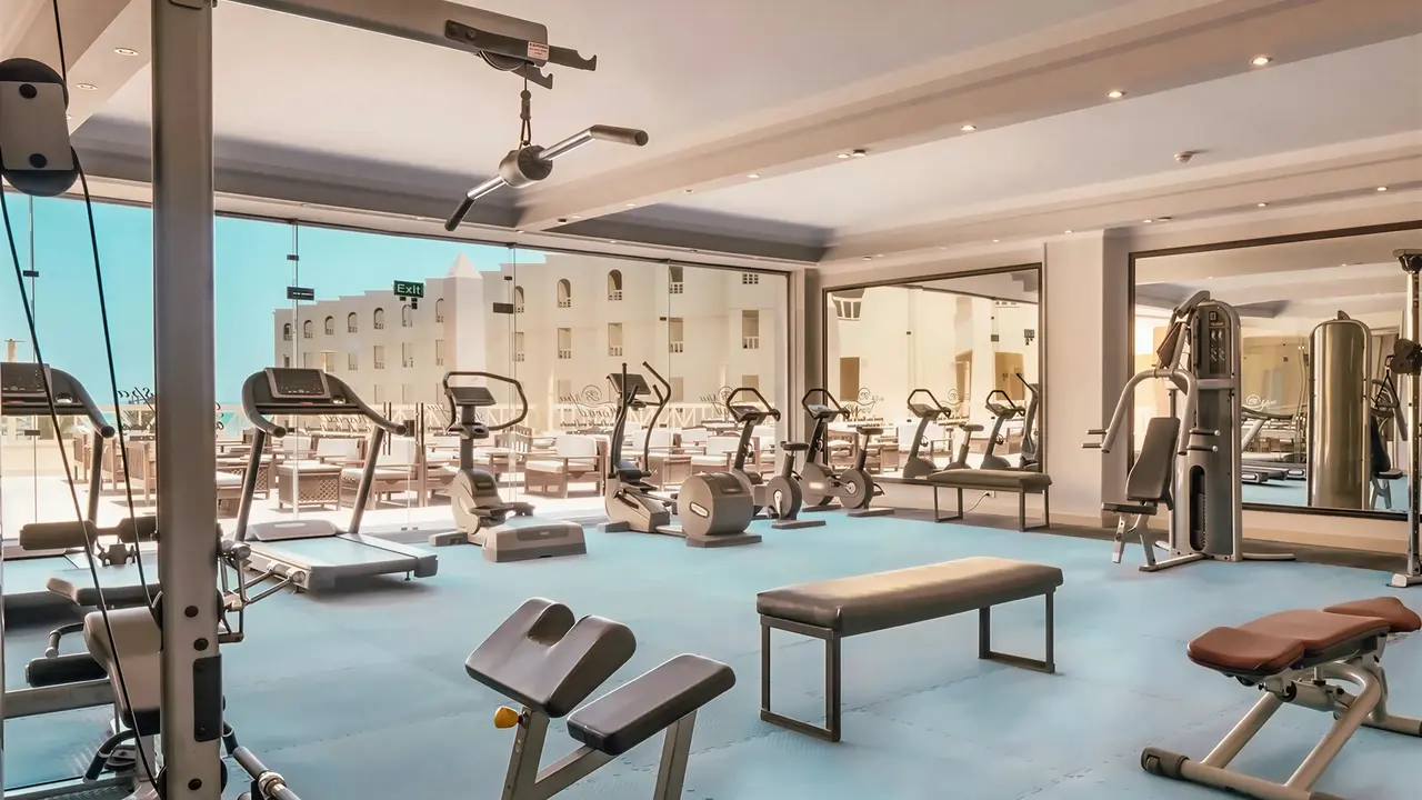 Siłownia z nowoczesnym sprzętem w AMC Royal Hotel & Spa