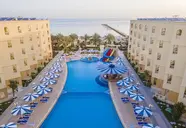 Widok na kompleks AMC Royal Hotel & Spa z basenami