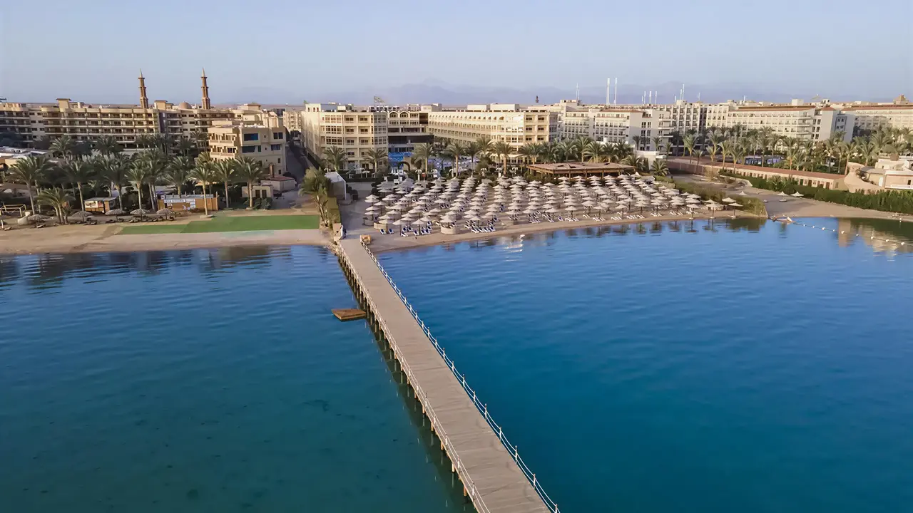 Widok na kompleks AMC Royal Hotel & Spa z pomostem