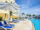 Basen i leżaki w AMC Royal Hotel & Spa