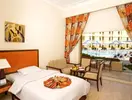 Sypialnia z widokiem na basen w AMC Royal Hotel & Spa