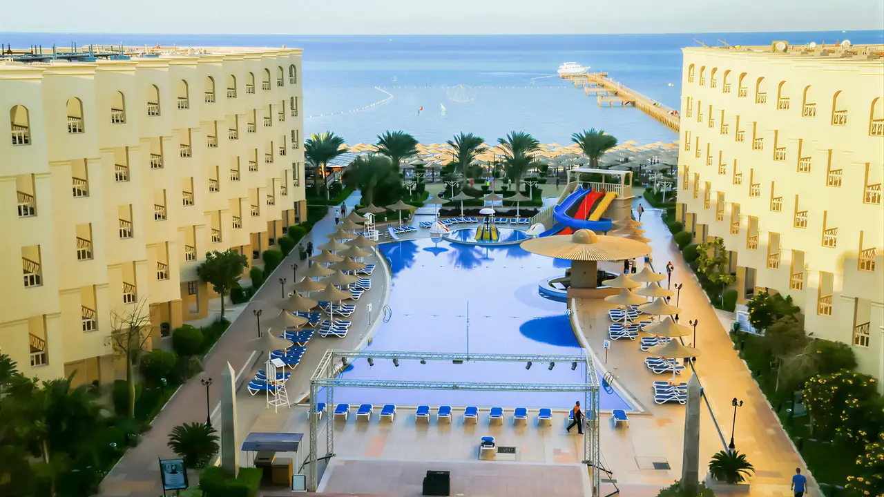 Widok na kompleks i baseny w AMC Royal Hotel & Spa