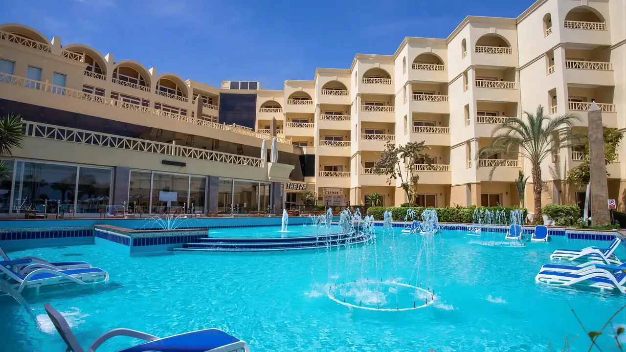 Basen z fontannami w hotelu AMC Royal Hotel & Spa