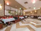 Restauracja w AMC Royal Hotel & Spa z nakrytymi stołami
