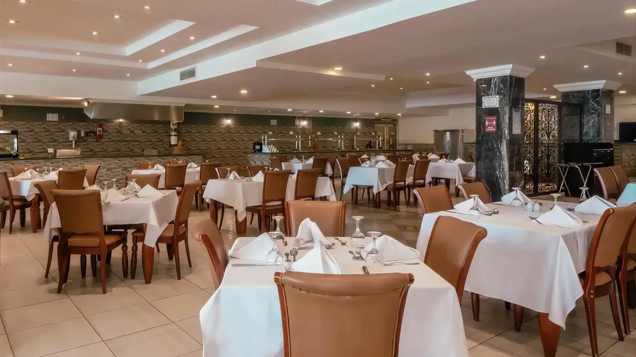 Restauracja w AMC Royal Hotel & Spa z nakrytymi stołami