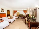Pokój z łóżkami w AMC Royal Hotel & Spa