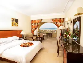 Sypialnia z widokiem na morze w AMC Royal Hotel & Spa
