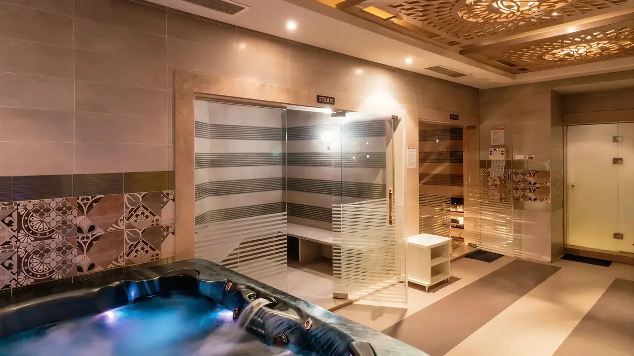 Strefa wellness z jacuzzi w AMC Royal Hotel & Spa