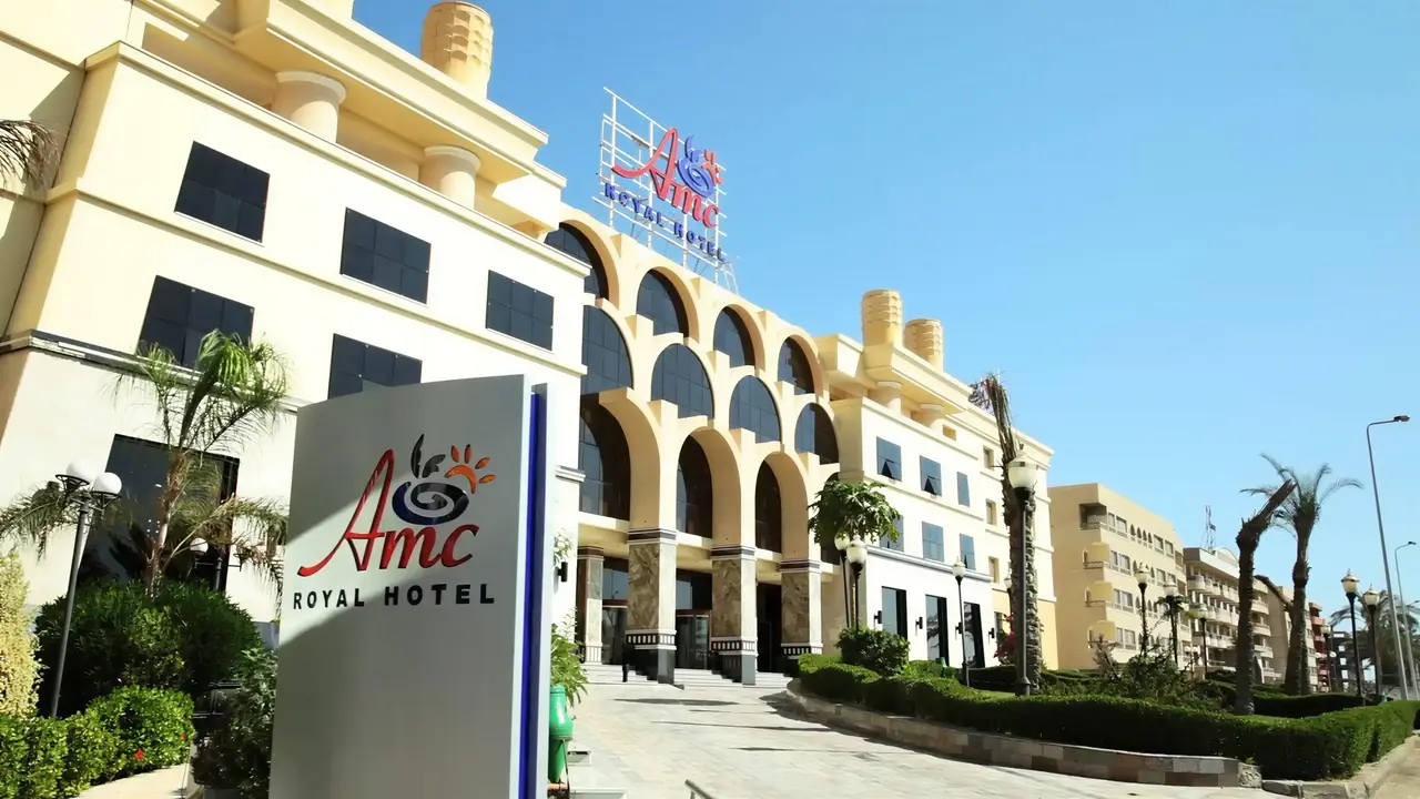 Elewacja i wejście do AMC Royal Hotel & Spa