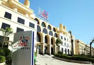 Elewacja i wejście do AMC Royal Hotel & Spa
