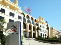 Elewacja i wejście do AMC Royal Hotel & Spa