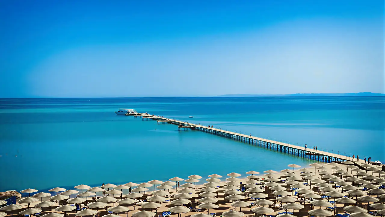 Plaża z parasolami i pomostem w AMC Royal Hotel & Spa