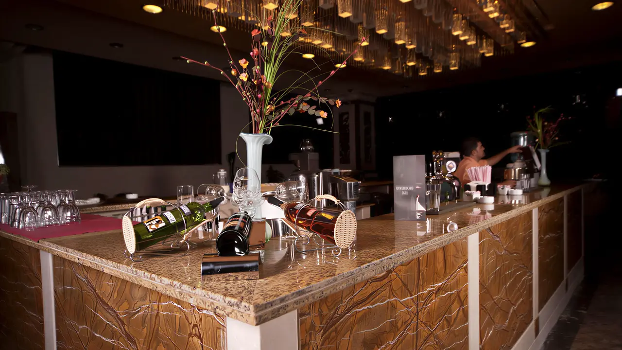 Bar z drinkami w AMC Royal Hotel & Spa