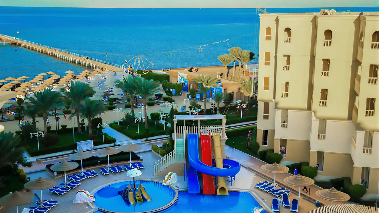 Widok na kompleks AMC Royal Hotel & Spa z basenami i zjeżdżalniami