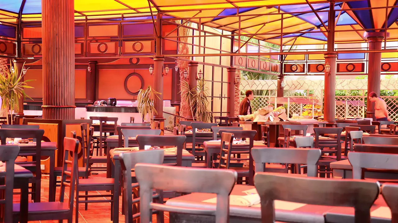 Restauracja w hotelu AMC Royal Hotel & Spa z drewnianymi meblami