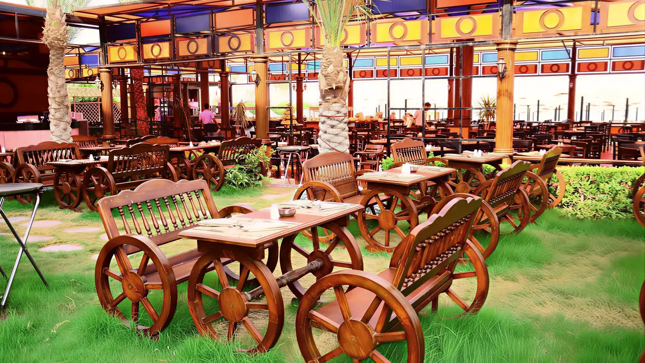 Restauracja w AMC Royal Hotel & Spa z drewnianymi meblami