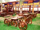 Restauracja w AMC Royal Hotel & Spa z drewnianymi meblami